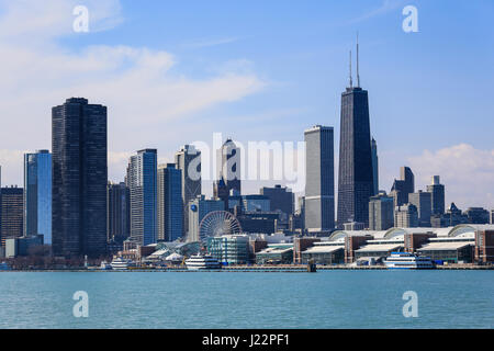 Skyline mit Navy Pier und John Hancock Center in Chicago, Illinois, USA Stockfoto