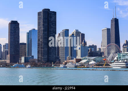 Skyline mit Navy Pier und John Hancock Center in Chicago, Illinois, USA Stockfoto