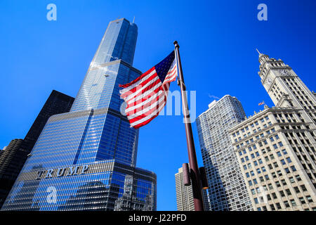 Amerikanische Flagge vor Trump Tower Chicago und Wrigley Building, Chicago, Illinois, USA Stockfoto