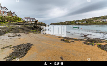 Eine ruhige Szene entlang der Menai Straits, Menai Bridge auf Anglesey entnommen Stockfoto