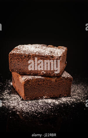 Schokoladen-Brownie auf schwarzem Hintergrund Stockfoto