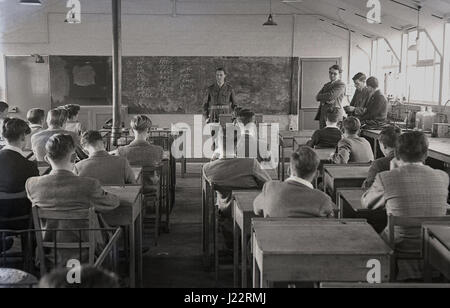 1950, Gruppe von jungen Brtish Männchen in einem Klassenzimmer gesprochen wird von einem Armeeoffizier über Wehrpflicht und Wehrdienst in der Armee, die sie hatten, Alter zwischen 17 und 21 zu dienen. Stockfoto