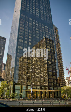 Reflexionen in den Fenstern der Trump World Tower in New York Stockfoto