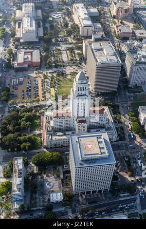 Am Nachmittag Luftaufnahme des Grand Park, Rathaus von Los Angeles und Civic Center Gebäude. Stockfoto