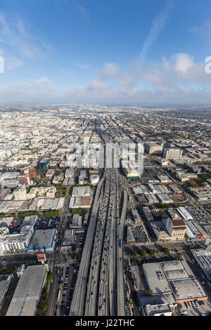 Los Angeles, Kalifornien, USA - 12. April 2017: Luftaufnahme des Nachmittags Verkehr auf der Santa Monica 10 Autobahn südlich der Innenstadt. Stockfoto