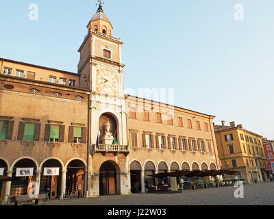 Torre Delle Orologio, Uhrturm, der Palazzo Comunale, Rathaus, in Piazza Grande Modena bei Sonnenuntergang. Emilia-Romagna. Italien Stockfoto