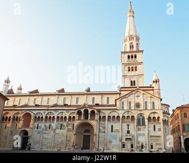 Menschen vor Metropolitan Kathedrale Santa Maria Assunta e San Geminiano in Piazza Grande in Modena bei Sonnenuntergang. Italien Stockfoto