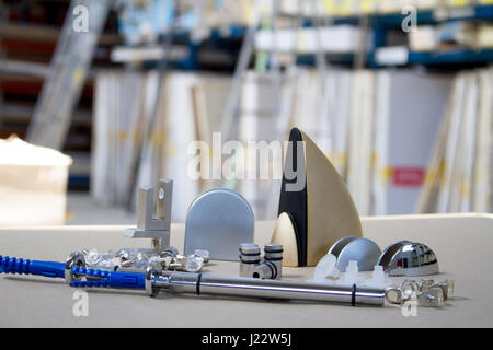 Halterung für Einlegeböden aus Glas oder Holz. Verbindungselemente für Möbel, Regale, verschiedene Materialien, verschiedene Farben und Formen. Stockfoto