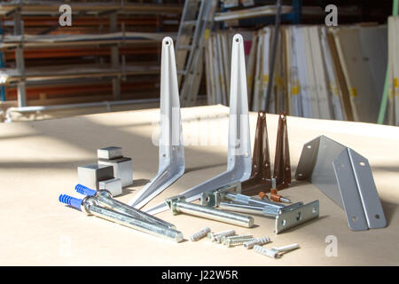 Halterung für Einlegeböden aus Glas oder Holz. Verbindungselemente für Möbel, Regale, verschiedene Materialien, verschiedene Farben und Formen. Stockfoto