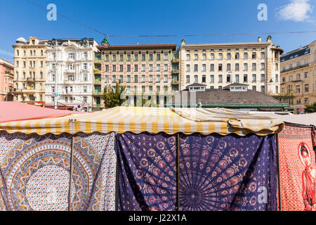 Österreich, Wien, Naschmarkt, Tuchverkauf, Wienzeilenhäuser, Linke Wienzeile 38 u. 40, Majolikakaus, Jugendstil, Architekt Otto Wagner Stockfoto