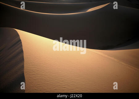 Licht und Schatten auf Sanddünen in der Gobi Wüste Khongoryn Els Gurvan Saikhan Nationalpark Mongolei Stockfoto