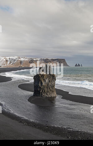 Island, Vik, schwarzen Strand und nach Osten Blick Richtung Reynisdrangar Stockfoto