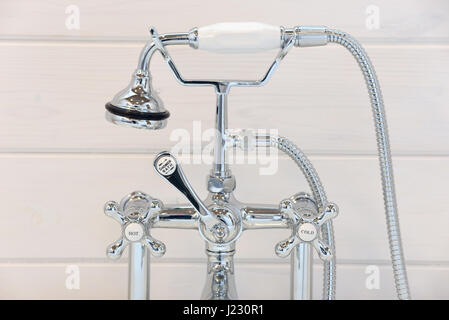 Vintage Badewanne Wasserhahn und Dusche Kopf. Stockfoto