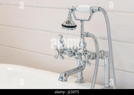 Vintage Badewanne Wasserhahn und Dusche Kopf. Stockfoto