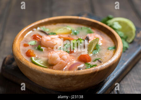 Tom Yam Kong oder Tom Yum, Tom Yam ist eine würzige klare Suppe typisch in Thailand Stockfoto