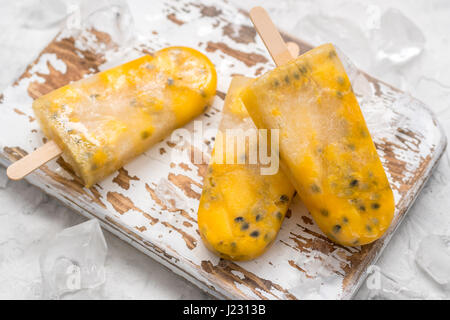 Homemade gefrorene Eis am Stiel mit frischer Mango und Passionsfrucht Stockfoto