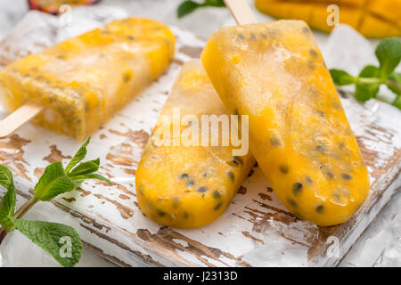 Homemade gefrorene Eis am Stiel mit frischer Mango und Passionsfrucht Stockfoto