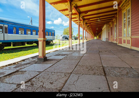 Retro-Lok Züge und unwirksame Bahnhof Bahnsteig in Haapsalu, Estland Stockfoto