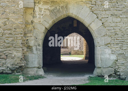 Alten Bogen Tür führt durch Durchgang der mittelalterlichen Burg Stockfoto