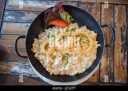 Kasespatzle oder Spätzle mit Käse und Zwiebeln, traditionelle Küche von Süddeutschland und Österreich Stockfoto