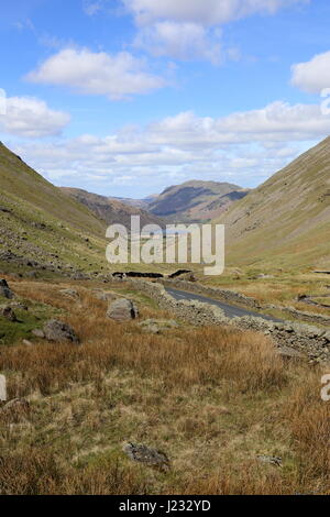 Die steilen Kirkstone Pass-Straße Wicklung bergab, steil, Brotherswater und Patterdale im englischen Lake District National Park. Stockfoto