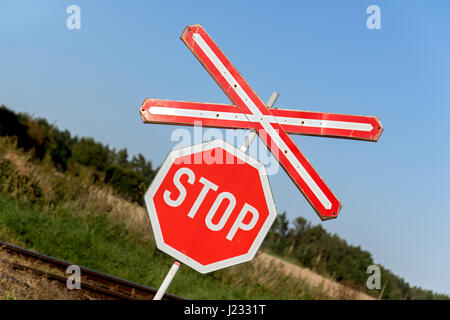 Railroad Crossing Warnzeichen. Eine alte Eisenbahn-Zeichen in der Nähe eine Tracks. Gleisanlagen mit Verkehr anmelden, ein Ländliches Motiv. Stockfoto