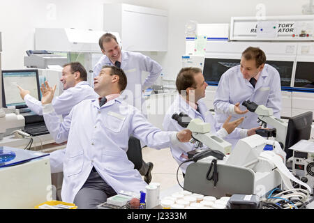 Eine Gruppe von identischen Ärzte haben Spaß im Labor. Ein Team von Forschern funktioniert, indem ein Krankenhauslabor. Stockfoto