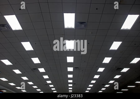 Textur des weißen Platten für die abgehängte Decke Stockfoto, Bild