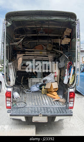 Der Ladefläche des LKW mit Werkzeugen. Ausrüstung-Handwerker in einem Pick-up. Auto mit Werkzeugen für die Reparatur und Bau. Stockfoto