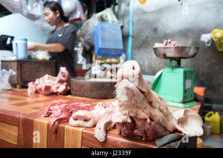 Schweinekopf auf einem Tisch in einer Metzgerei, Phnom Penh, Kambodscha Stockfoto