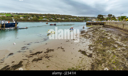 Blick entlang der Menai Strait Menai Bridge auf Anglesey entnommen Stockfoto