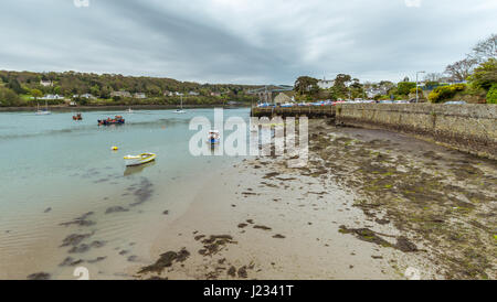 Blick entlang der Menai Strait Menai Bridge auf Anglesey entnommen Stockfoto