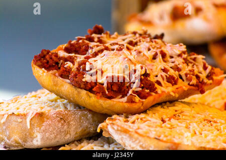 Nahaufnahme von Fresh Home gemacht Pizza Portionen Stockfoto