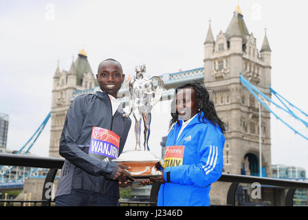 Das Männerrennen Daniel Wanjiru Sieger und Gewinner des Frauenlauf Mary Keitany bei einem Fototermin im The Tower Bridge Hotel, London. PRESS ASSOCIATION. Bild Datum: Montag, 24. April 2017. PA-Geschichte-Leichtathletik-Marathon zu sehen. Bildnachweis sollte lauten: Adam Davy/PA Wire Stockfoto