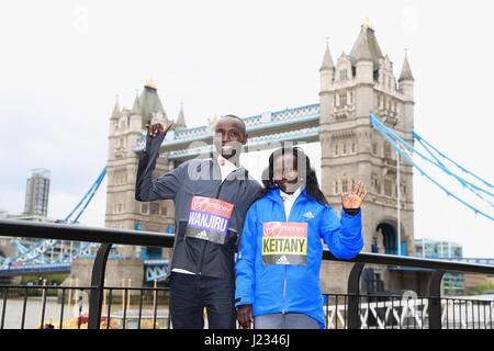 Das Männerrennen Daniel Wanjiru Sieger und Gewinner des Frauenlauf Mary Keitany bei einem Fototermin im The Tower Bridge Hotel, London. PRESS ASSOCIATION. Bild Datum: Montag, 24. April 2017. PA-Geschichte-Leichtathletik-Marathon zu sehen. Bildnachweis sollte lauten: Adam Davy/PA Wire Stockfoto