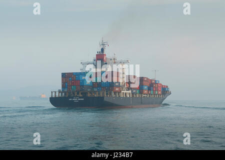 Containerschiff, Los Andes Brücke, Eintritt in den Victoria Harbour und Hong Kong. Stockfoto