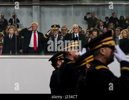 US-Präsident Donald Trump, Stabschef der US Armee Mark Milley und Vizepräsident Mike Pence begrüssen US-Soldaten marschieren auf der Pennsylvania Avenue während der 58. Presidential Inauguration Parade 20. Januar 2017 in Washington, DC.     (Foto von Michel Sauret EURO1 Armeereserve über Planetpix) Stockfoto