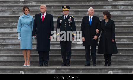 US Army Kommandierender General Bradley Becker Begleitservice US-Präsident Donald Trump, First Lady Melania Trump, Vizepräsident Mike Pence und zweite Frau Karen Pence hinunter die Ost-Schritte des Kapitols während der 58. Presidential Inauguration 20. Januar 2017 in Washington, DC.     (Foto von Sean Martin/DoD über Planetpix) Stockfoto