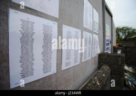 Einen Überblick über eine Liste der Namen in das Ortsbild ein Massengrab für Kinder, die in den Tuam Mutter und Baby nach Hause, Galway gestorben. Stockfoto