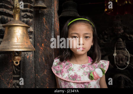 Porträt eines jungen Mädchens in Bhaktapur, Nepal. Stockfoto