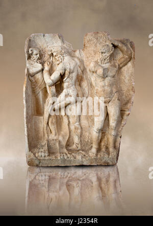 Römischer Tempel freize Relief, Skulptur von Herakles bereitet die libyschen Riesen Antaios Ringen. Aphrodisias Museum, Aphrodisias, Türkei. Herakles Stockfoto