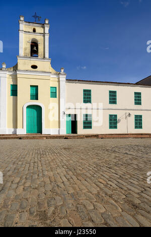 Fassade des kolonialen Saint John of God Church (Iglesia de San Juan de Dios) Kirche von San Juan de Dios-Platz in der Stadt Camaguey auf Kuba Stockfoto