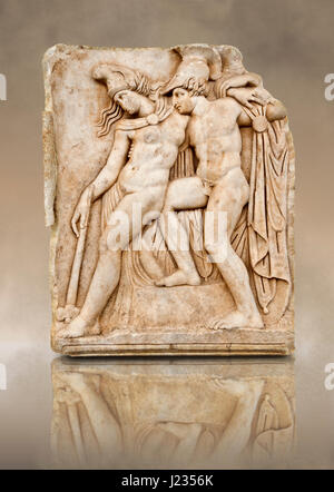 Römischer Tempel freize Reliefskulptur von Achilles und eine sterbende Amazone, Aphrodisias Museum, Aphrodisias, Türkei.   Achilles unterstützt die sterbende Amazon que Stockfoto