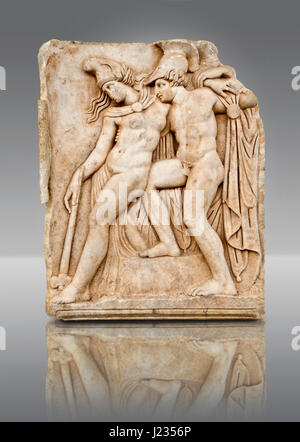 Römischer Tempel freize Reliefskulptur von Achilles und eine sterbende Amazone, Aphrodisias Museum, Aphrodisias, Türkei.   Achilles unterstützt die sterbende Amazon que Stockfoto