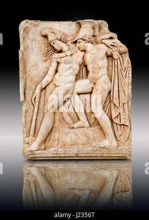 Römischer Tempel freize Reliefskulptur von Achilles und eine sterbende Amazone, Aphrodisias Museum, Aphrodisias, Türkei.   Achilles unterstützt die sterbende Amazon que Stockfoto