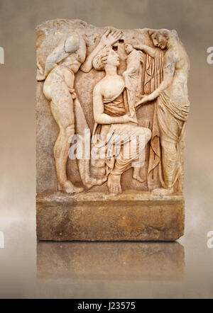 Römischer Tempel freize Reliefskulptur, Aphrodisias des Dionysos als Baby, Aphrodisias Museum, Aphrodisias, Türkei...  Baby Dionysos ist von n übergeben. Stockfoto