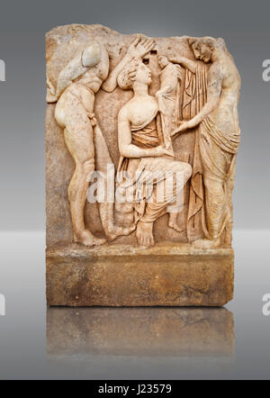 Römischer Tempel freize Reliefskulptur, Aphrodisias des Dionysos als Baby, Aphrodisias Museum, Aphrodisias, Türkei...  Baby Dionysos ist von n übergeben. Stockfoto