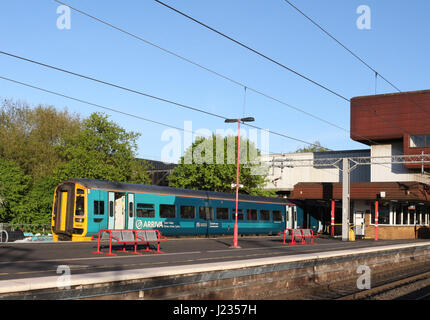 Klasse 158 Express Sprinter Diesel Triebzug im Arriva Trains Wales Livree in Birmingham International Bahnhof Bahnsteig 5 trainieren. Stockfoto