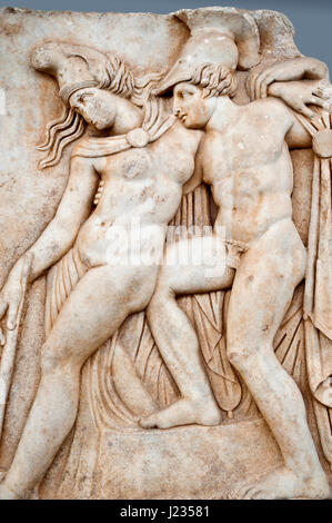 Römischer Tempel freize Reliefskulptur von Achilles und eine sterbende Amazone, Aphrodisias Museum, Aphrodisias, Türkei.   Achilles unterstützt die sterbende Amazon que Stockfoto