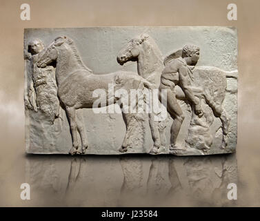 Releif Skulpturen aus dem Fries rund um den Parthenon Block XV. Aus dem Parthenon von der Akropolis in Athen. Eine britische Museumsausstellung bekannt als The Elg Stockfoto